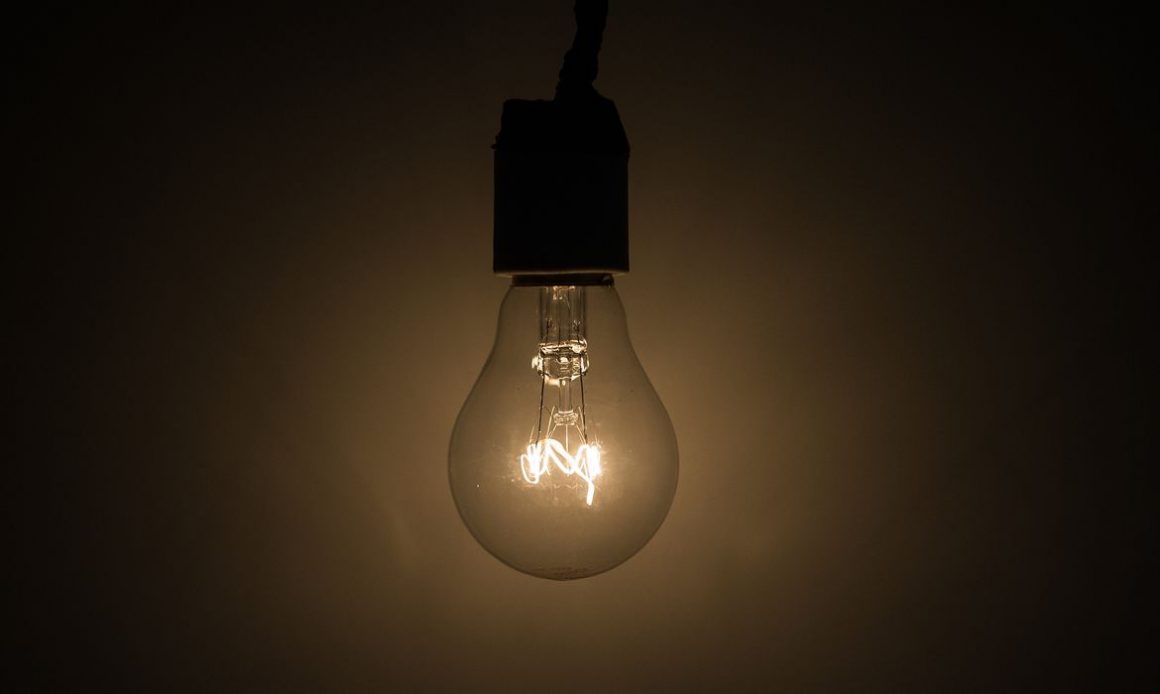 Enel deverá reduzir suspensões de energia e atender consumidores com celeridade