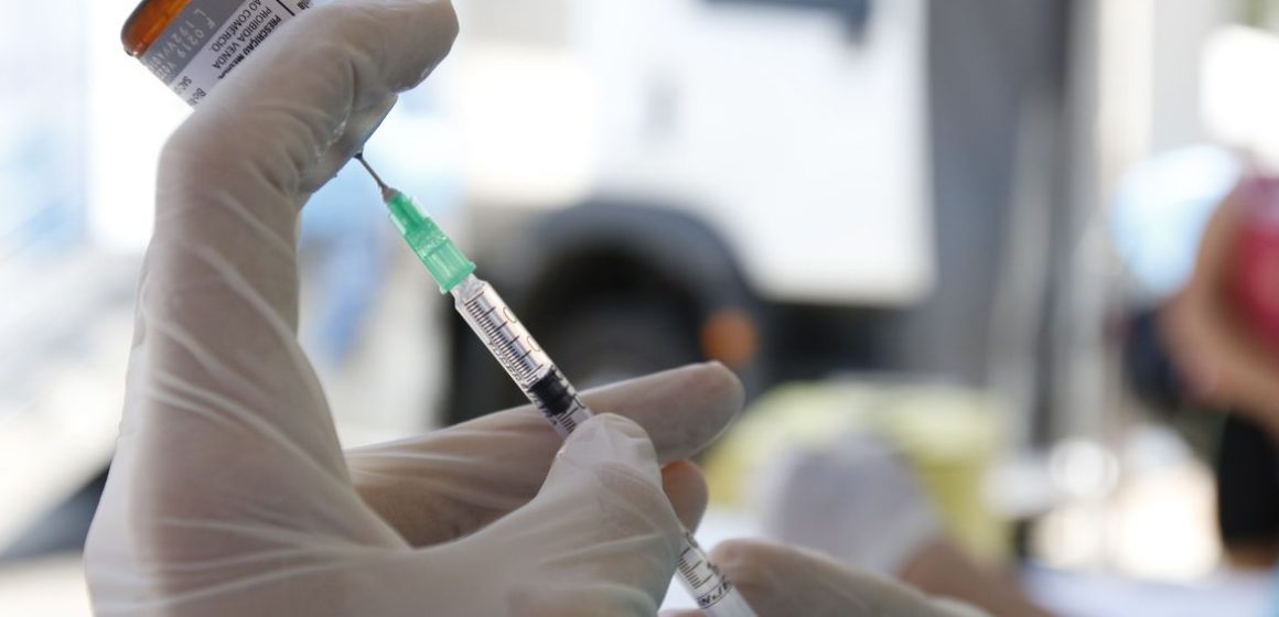 Auxiliar de enfermagem que fingiu aplicar vacina é condenada por improbidade administrativa