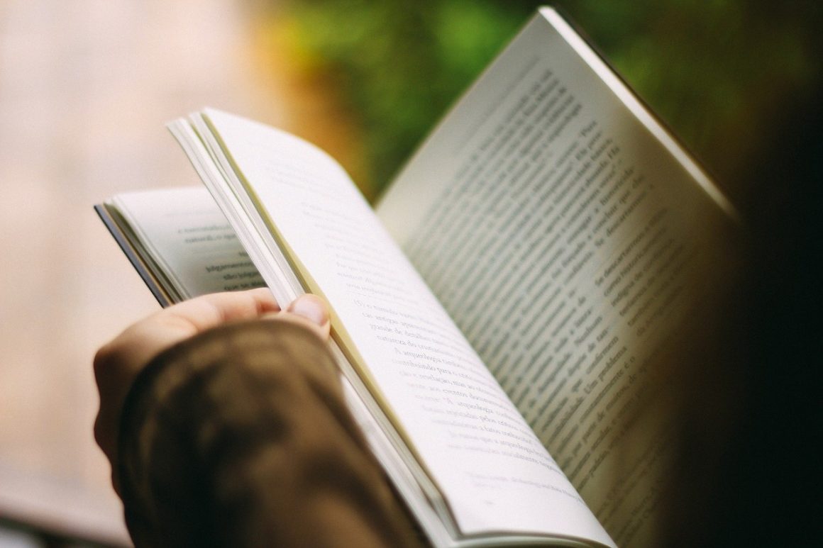 Leitura de um livro por semestre para alunos pode ser obrigatória