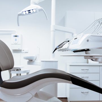 Clínica e dentista indenizarão por extração de dentes sem consentimento