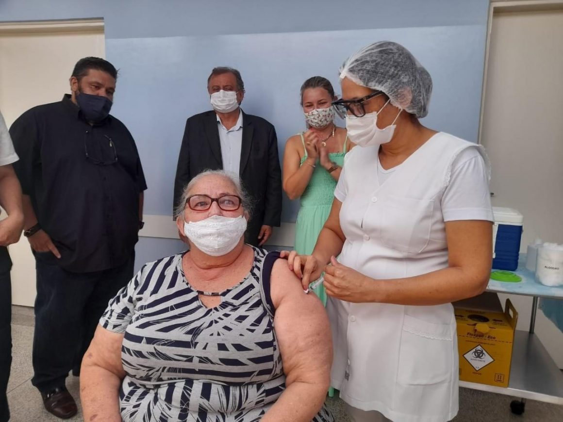 Enfemeira que superou a Covid é a primeira vacinada em Iracemápolis