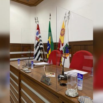 Câmara de Iracemápolis instala proteção de acrílico para segurança de vereadores em sessão