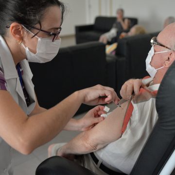 Vacinação de pessoas com 68 anos começa dia 5 de abril