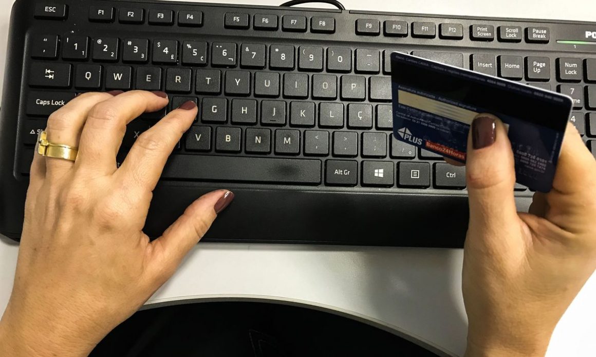 Banco indenizará vítima de fraude em cartão de crédito no exterior