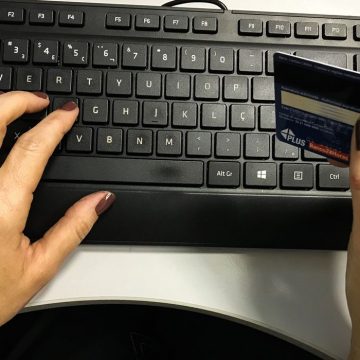 Banco indenizará vítima de fraude em cartão de crédito no exterior