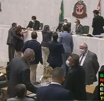 Assembleia Legislativa de SP aprova perda temporária de mandato de deputado que apalpou colega
