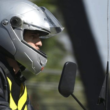 Vai mudar: falta de viseira ou óculos de proteção ao pilotar moto será infração média