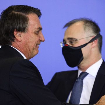 Bolsonaro oficializa indicação de André Mendonça ao Supremo Tribunal Federal
