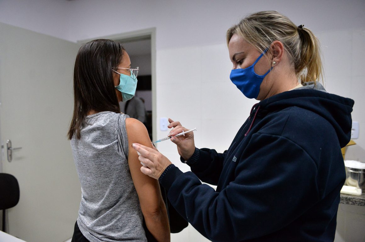 Limeira começa a vacinar pessoas com 18 anos nesta quarta-feira