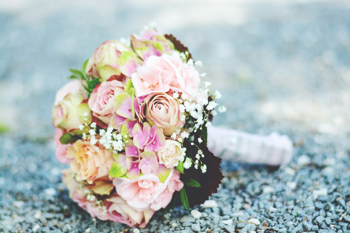 Vasos sujos, flores murchas e bolo com rachadura: decepção no dia do casamento para na Justiça
