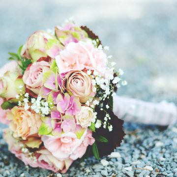Vasos sujos, flores murchas e bolo com rachadura: decepção no dia do casamento para na Justiça