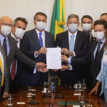 Entregue MP que cria o Auxílio Brasil, em substituição ao Bolsa Família