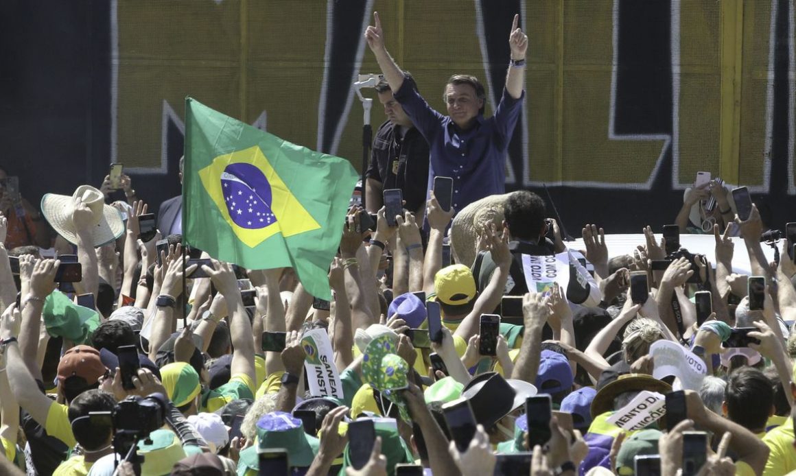 Bolsonaro xinga Alexandre e promete desobedecer ordem judicial em discurso a manifestantes