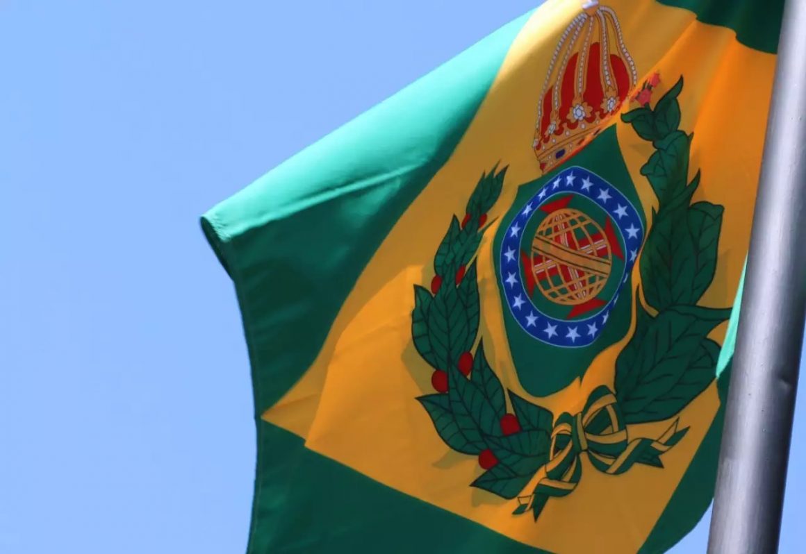 CNJ manda tribunal retirar bandeira do Brasil Imperial hasteada em mastro