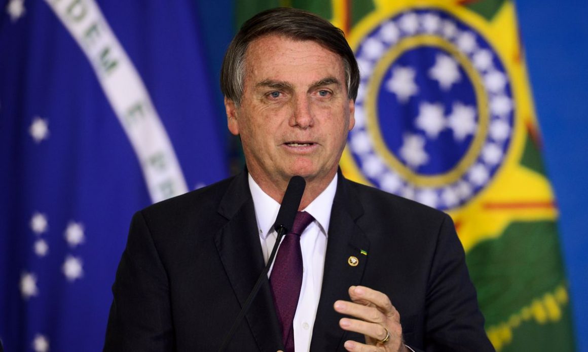 Bolsonaro concede indulto de Natal a militares e policiais