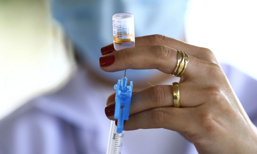 Mulher que alegou efeitos colaterais após vacina contra a Covid-19 não será indenizada