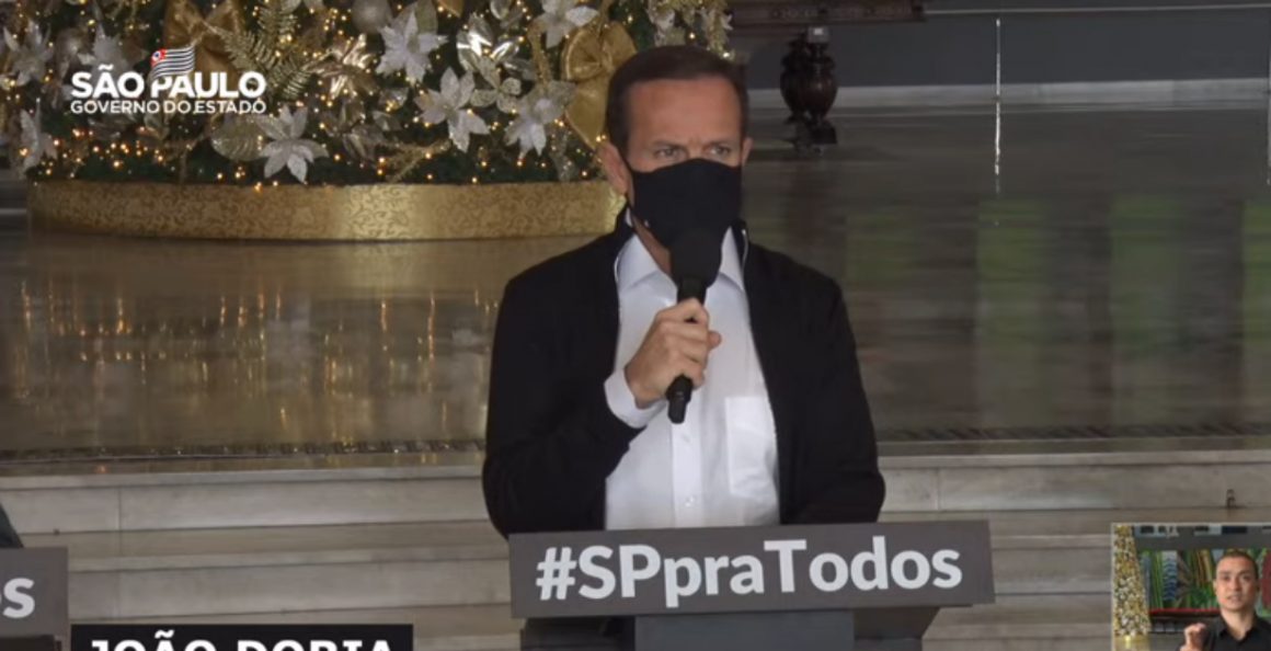 Doria desobriga uso de máscara ao ar livre a partir de 11 de dezembro