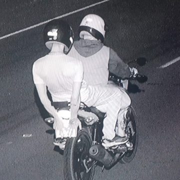 Mesmo encobrindo placa da moto, dupla é identificada e presa por roubo em Cordeirópolis