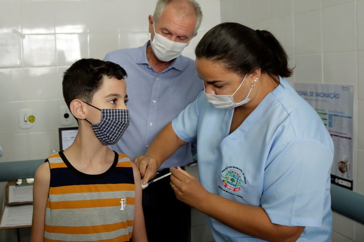 Matheus, 8 anos, é a primeira criança de Limeira vacinada contra a Covid