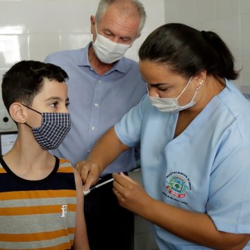 Matheus, 8 anos, é a primeira criança de Limeira vacinada contra a Covid