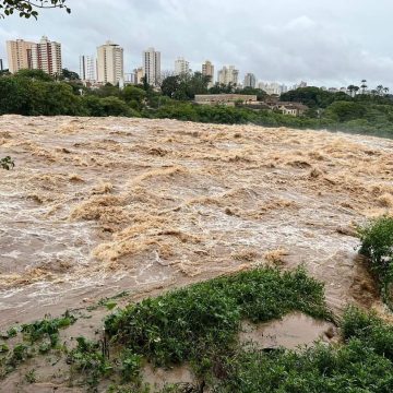 Rio Piracicaba subiu 4,8 metros; cidade tem abastecimento afetado e auxilia famílias atingidas