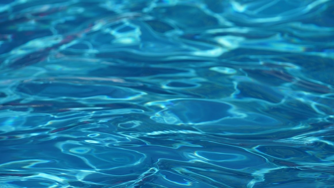 Empresa deu garantia de 15 anos à piscina, mas cobrou por manutenção