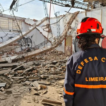 Desabamento de telhado de prédio atinge cinco casas em Limeira
