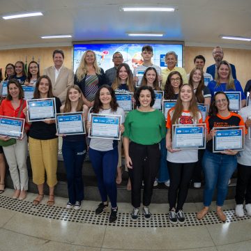 Câmara de Limeira premia vencedores do Concurso de Redação Vinícius de Moraes