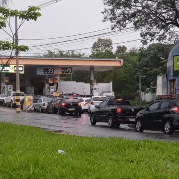 Com bloqueio em rodovias, motoristas de Limeira correm aos postos para abastecer