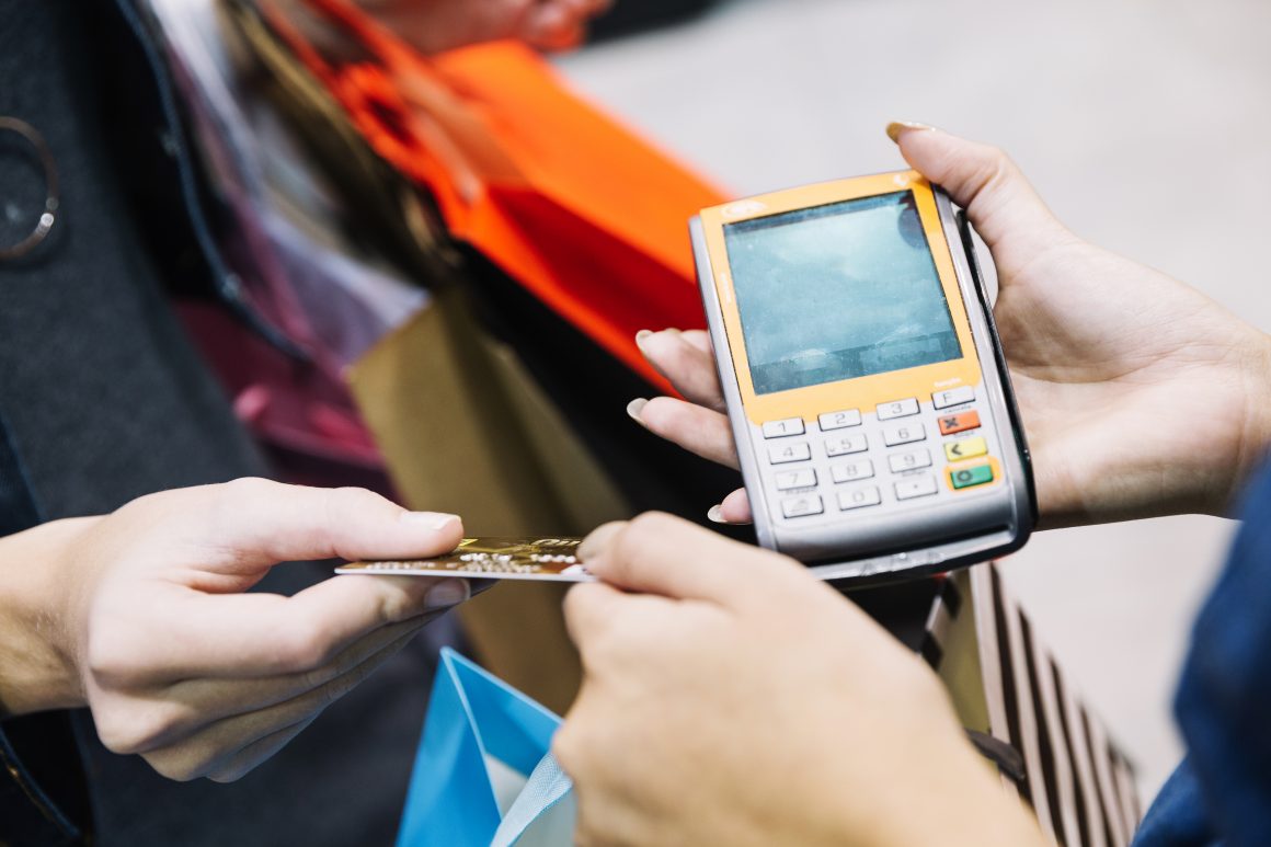 Limeirense usa cartão da patroa para compras em lojas