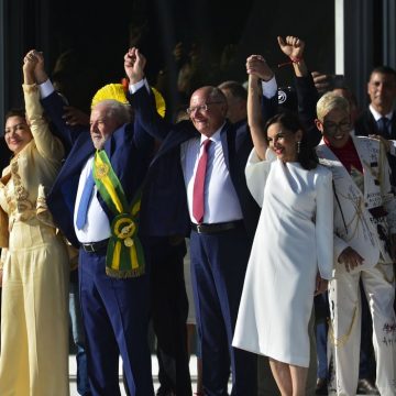 Lula sobe a rampa do Planalto e recebe faixa presidencial