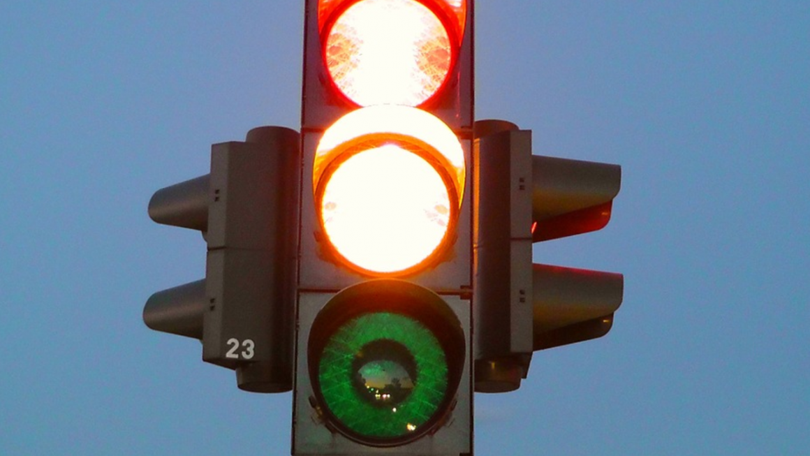Lei do semáforo com amarelo piscante a partir das 22h entra em vigor em Limeira