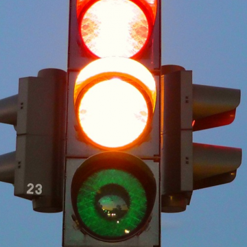 Lei do semáforo com amarelo piscante a partir das 22h entra em vigor em Limeira
