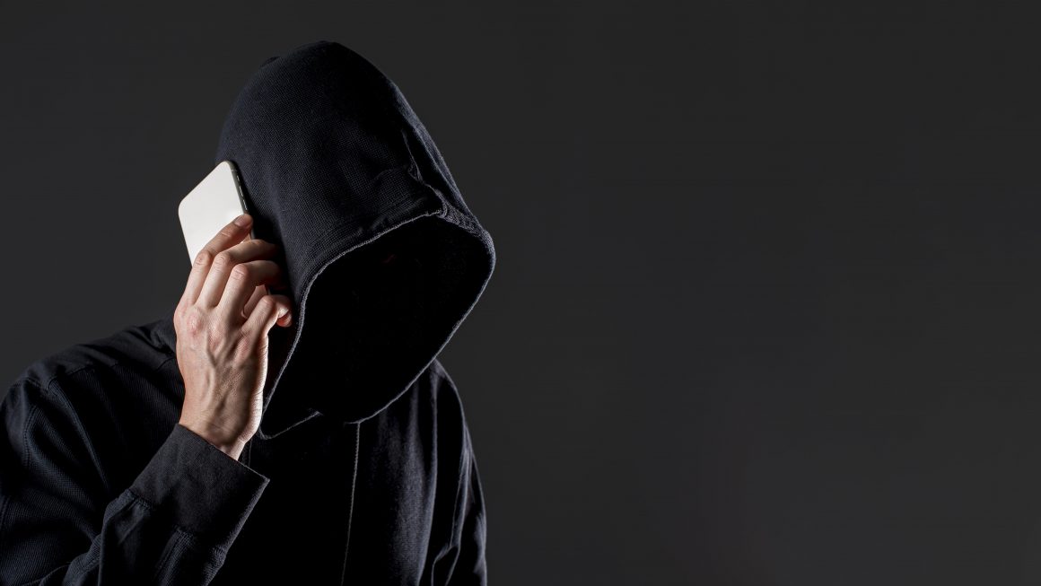 Condenado por “stalking” réu que jogou celular na casa da vizinha para espiá-la