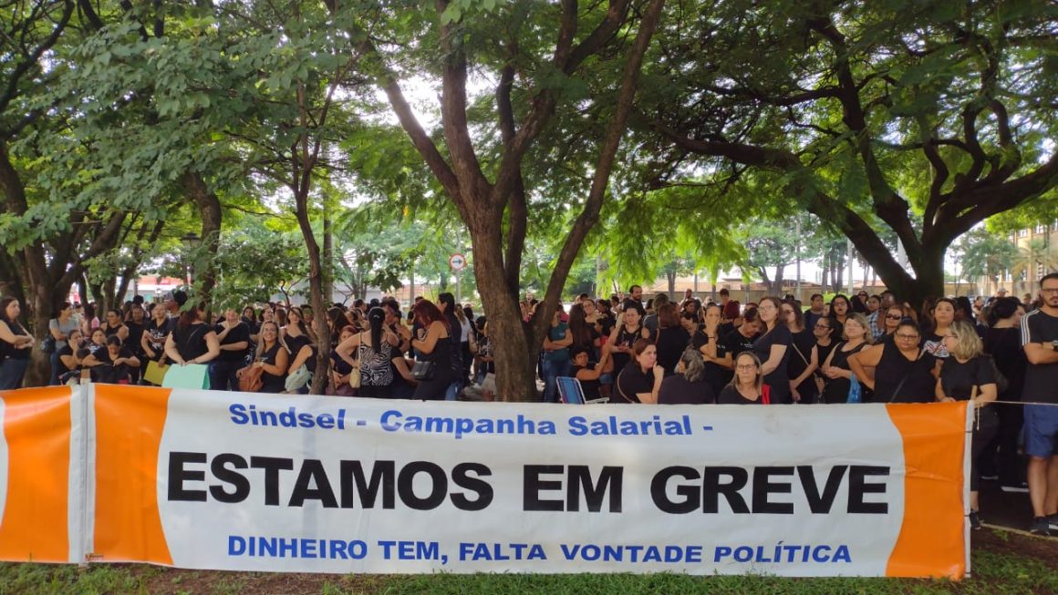 Servidores de Limeira mobilizam 1,5 mil em greve e querem mesa de negociação