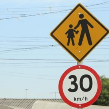 MP denuncia motorista por passar em alta velocidade ao lado de escola em Limeira