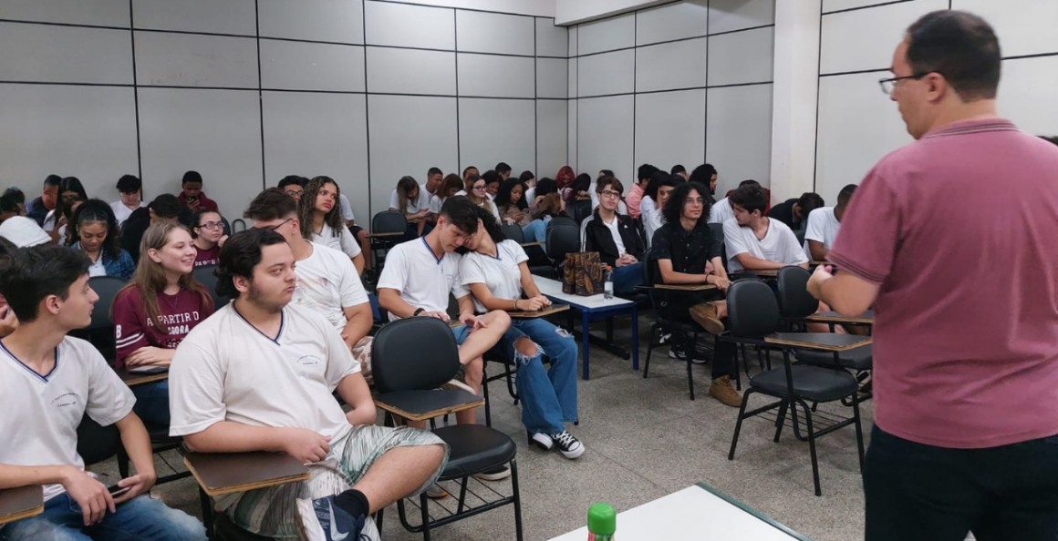 DJ participa de encontro sobre profissões promovido por escola de Limeira