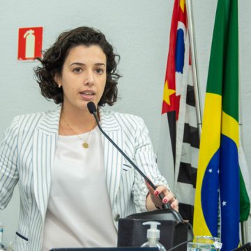 Mariana Calsa protocola “Pacote da Transparência” com seis projetos de lei
