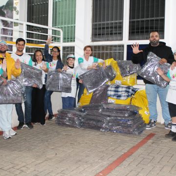 Dia de Cooperar: Unimed Limeira distribui cobertores para pessoas em situação de rua