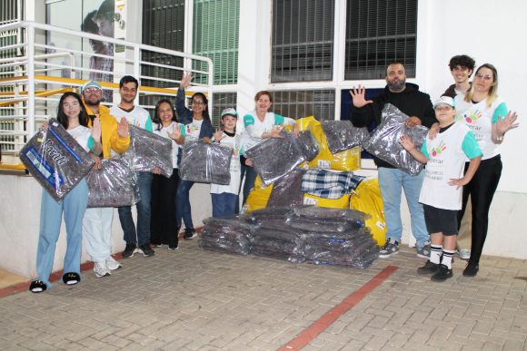 Dia de Cooperar: Unimed Limeira distribui cobertores para pessoas em situação de rua