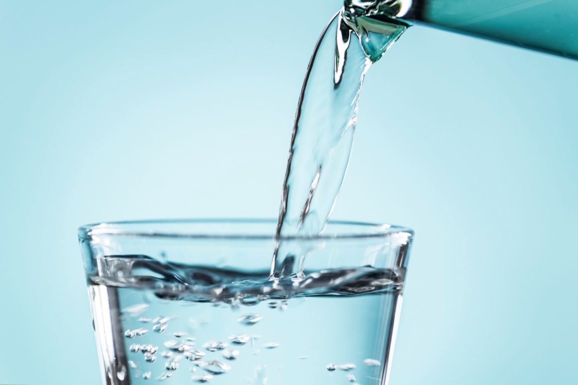 Deputados aprovam projeto que obriga bar e restaurante a servir água filtrada gratuita à vontade