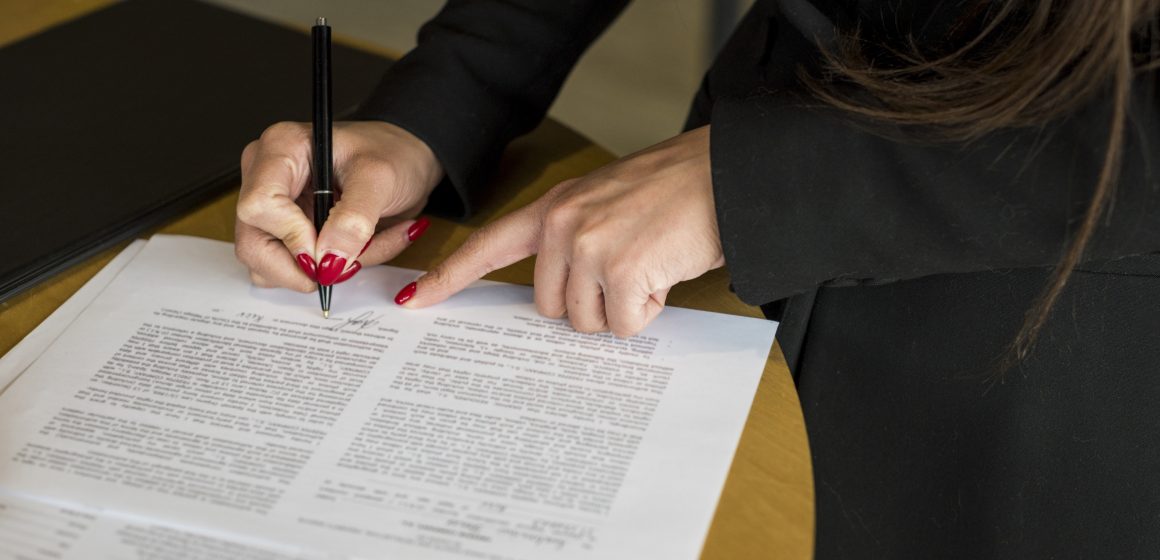Advogada associada não consegue vínculo de emprego com escritório de advocacia