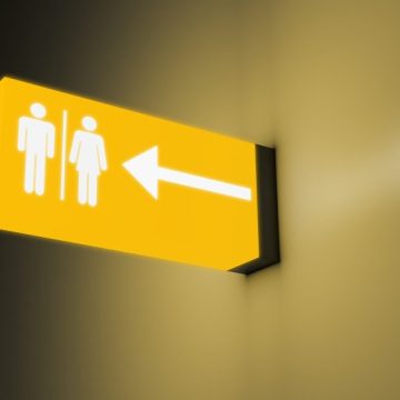 Empresa de Campinas é condenada por proibir auxiliar trans de usar banheiro feminino