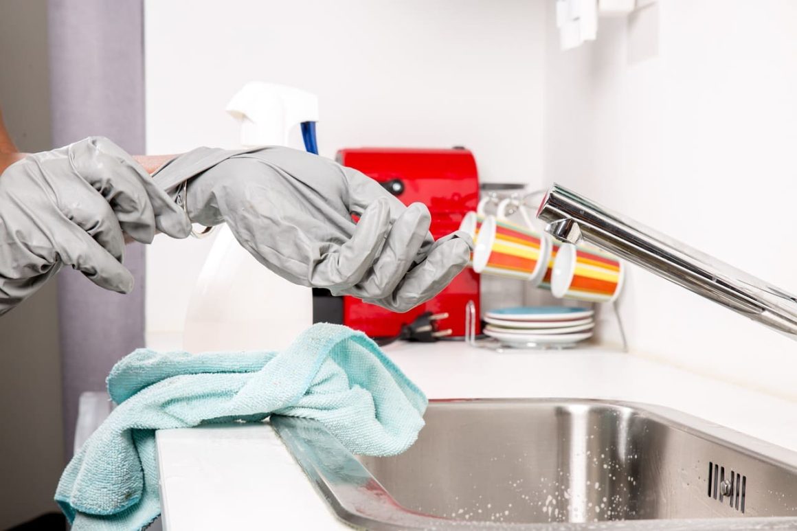 Conheça os riscos de não registrar a empregada doméstica