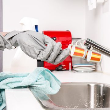 Conheça os riscos de não registrar a empregada doméstica